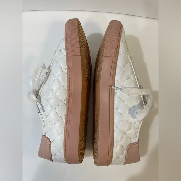 GUESS FACTORY WOMENS GREATLY QUILTED SNEAKERS. - Picture 4 of 6
